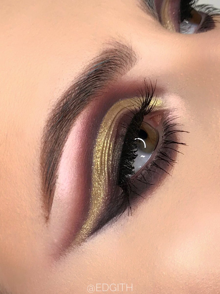 edgithmakeup's tweet photo. Eyes: @ABHcosmetics @norvina #subculturepalette 
Brows: @GerardCosmetics @HYIMJEN brow bar to go
Face: @tartecosmetics shape tape concealer @BenefitBeauty hoola bronzer &amp; rockateur blush @NablaCosmetics contour powder in gotham
Lips: @hudabeauty liquid lipstick in wifey https://t.co/ZtMNedp6G8