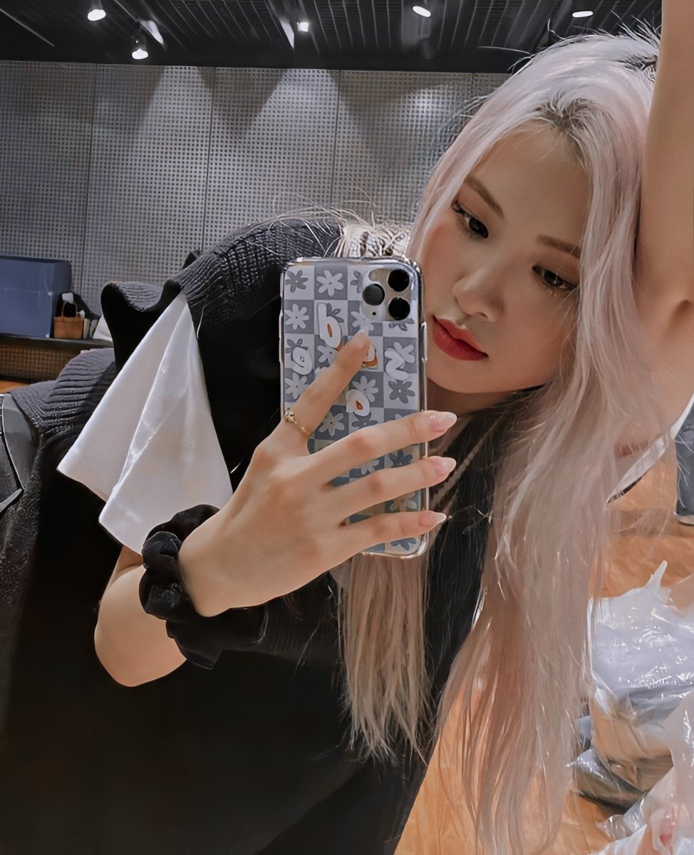 rosieepark211's tweet photo. #ROSÉ #로제 https://t.co/flp49nnyGR