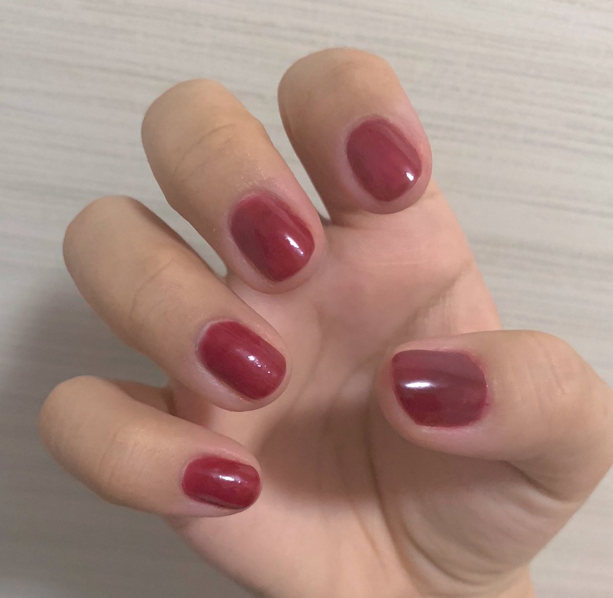 Miho ネイリストになりたい芸大生 ウィークリージェル2色両手に塗ってみました ーピンクー ヌーディーピンクが大人可愛い ー赤ー りんご飴みたいな赤黒い艶が アダルティーでとても好きな色でした Homei ウィークリージェル ネイル