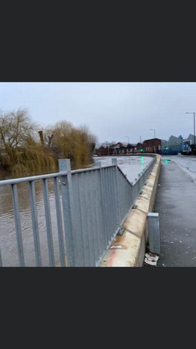 Villa Park fait une nouvelle fois le plein malgré le déluge qui s’est abattu sur Birmingham dans la nuit. Certaines routes sont complètement inondées et la tenue du match est incertaine jusqu’au bout.