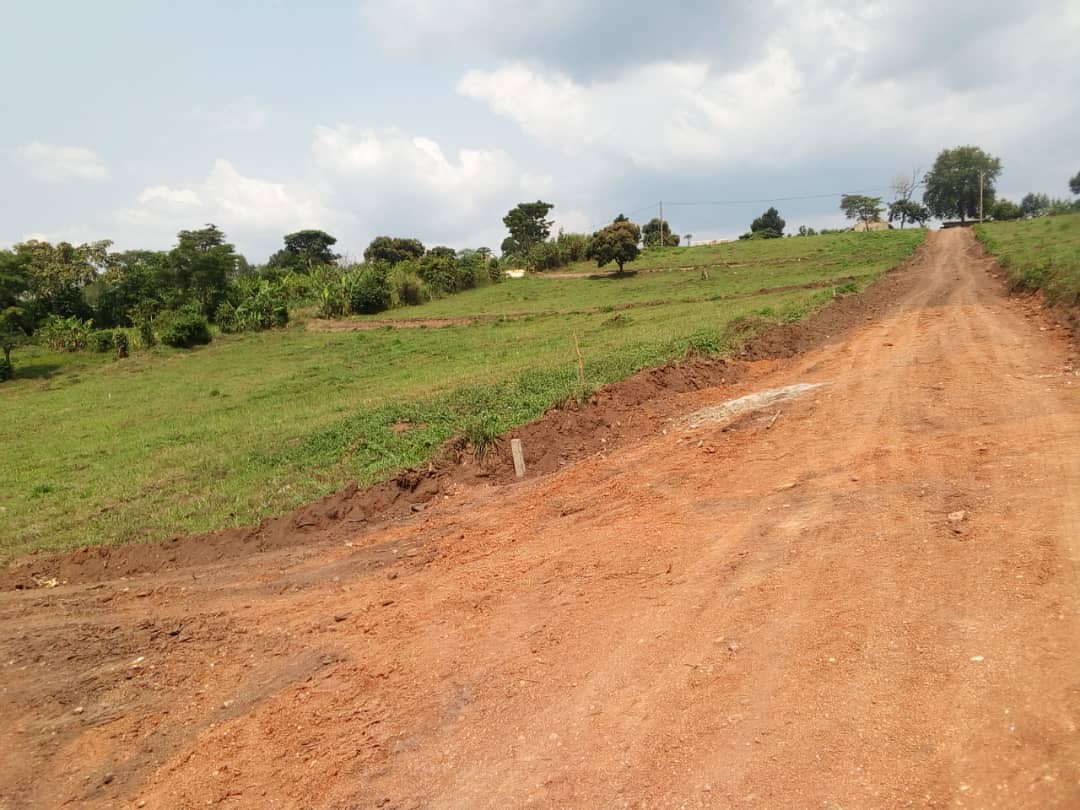 bronia_valiant's tweet photo. PRAISE PROPERTY CONSULTS UGANDA.Our well planned estate at Wakiso_Gobero,along Hoima road,2km from the main road,in a fast growing area,with access to water and electricity. Get a 50*100ft plot with land title at 6.5m. https://t.co/Mx37ov5gTh