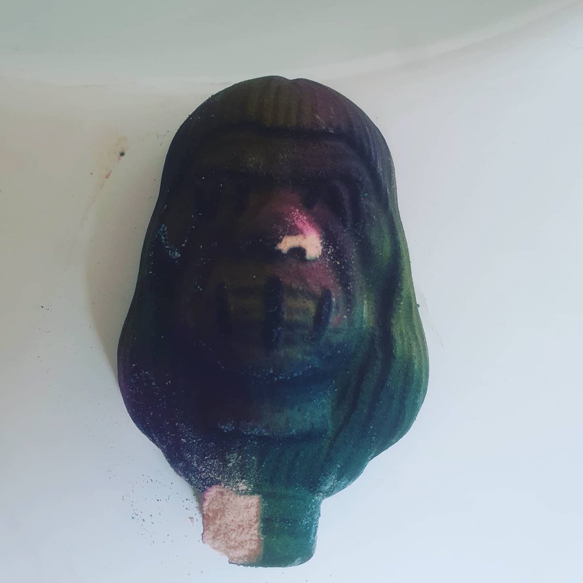 sterose87's tweet photo. Another from #darknessandsparkles🛁💣🗿💀  #bathbomb #bathbombs #bathbomber #metrosexual #sunday #chilling #bath #relax #sundayfunday #sundayvibes https://t.co/xUJUbk29B1