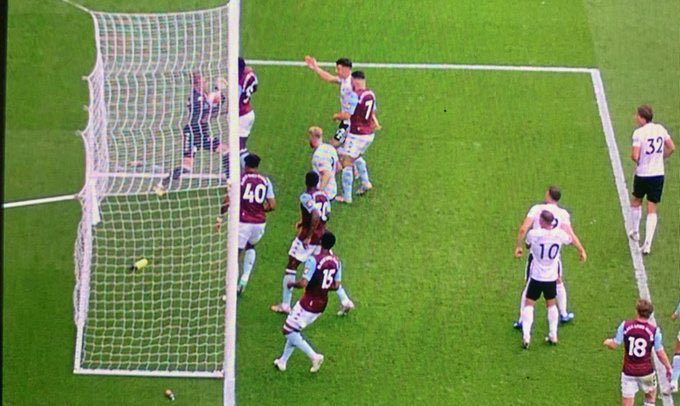 42e. Un coup franc des joueurs de Sheffield est capté in extremis par Orjan Nyland, redevenu titulaire après la boulette de Reina face à Leicester avant la coupure COVID. Capté oui, mais derrière sa ligne de but. 