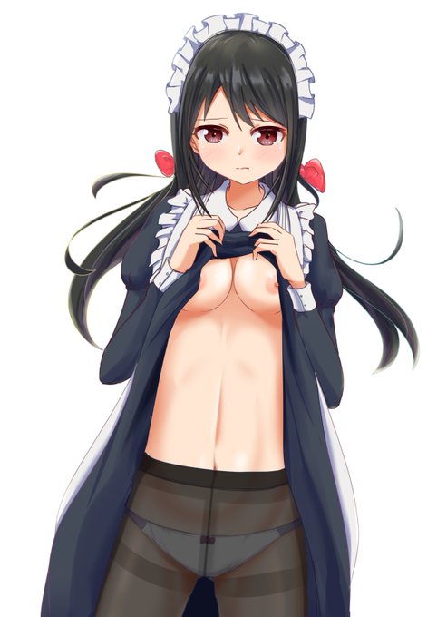 引きながらも見してくれるメイドさん 