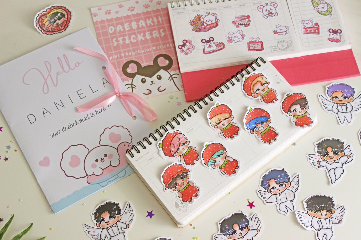 onetinyatelier's tweet photo. Hii !! 🥺 i’m dani and i own a small shop that sells keychains, prints and stickers! 💕 all orders have a custom packaging and i always send lots of freebies 🥺💜 #ARMYSHOPSMALL https://t.co/AOGvWfrmU0