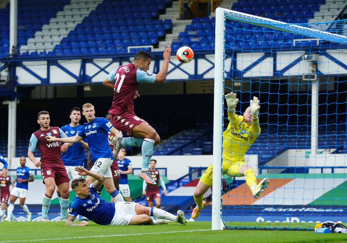 Face à Everton, Villa fait ce qu’il faut pour prendre les devants (Konsa, 72e). Mais El-Ghazi manque un but tout fait pour le 2-0. Walcott égalise à 3 minutes de la fin. On pense que l’ancien de Lille vient d’enterrer les derniers espoirs de maintien...