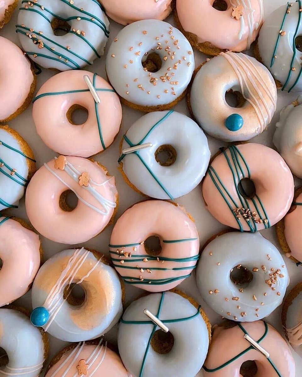 lovesfir's tweet photo. /Abre a porta da lojinha botando a placa de “Aberto”, deixa os doces na mesa principal e convida quem passa na tml para entrar 

Entre e peça mimos pra você mesmo ou para alguém amado, aposto que a pessoa vai amar! Hoje estamos dando esses doces para quem quiser, pegue um! https://t.co/Tvlta8F1zP