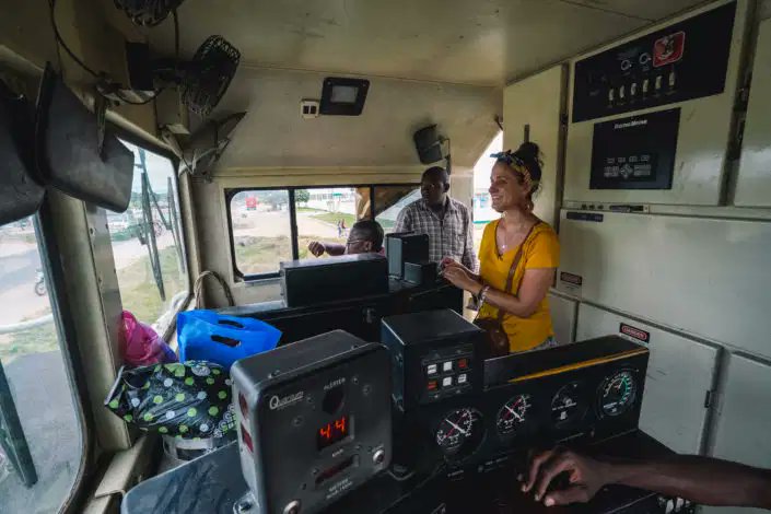 Explore_LeMonde's tweet photo. Hier @TF1 rediffusait le #GrandsReportages de notre traversée de la Tanzanie en train pour rejoindre les chimpanzés du parc de Gombe avec #Endallah !

Retour sur ce voyage unique en lecture >> https://t.co/4S3906hApT https://t.co/BAxZd8oFlS