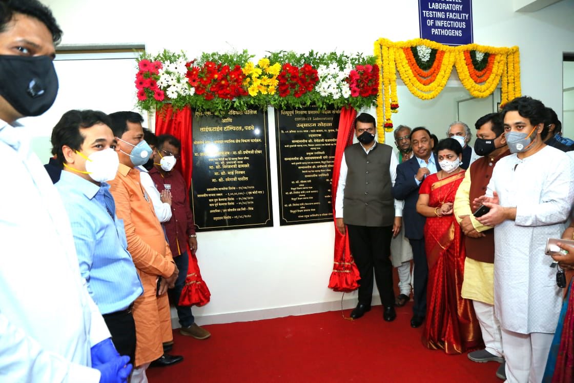 Dev_Fadnavis's tweet photo. Inaugurated #COVID19 centre at SSPM Medical College &amp; Lifetime Hospital in Kasal-Padve in Sindhudurg district this evening with @mipravindarekar , Narayan Rane ji, @NiteshNRane , @DombivlikarRavi &amp; other leaders.
I am happy that now RT-PCR testing facility is available in Konkan. https://t.co/3bso7JgYI4