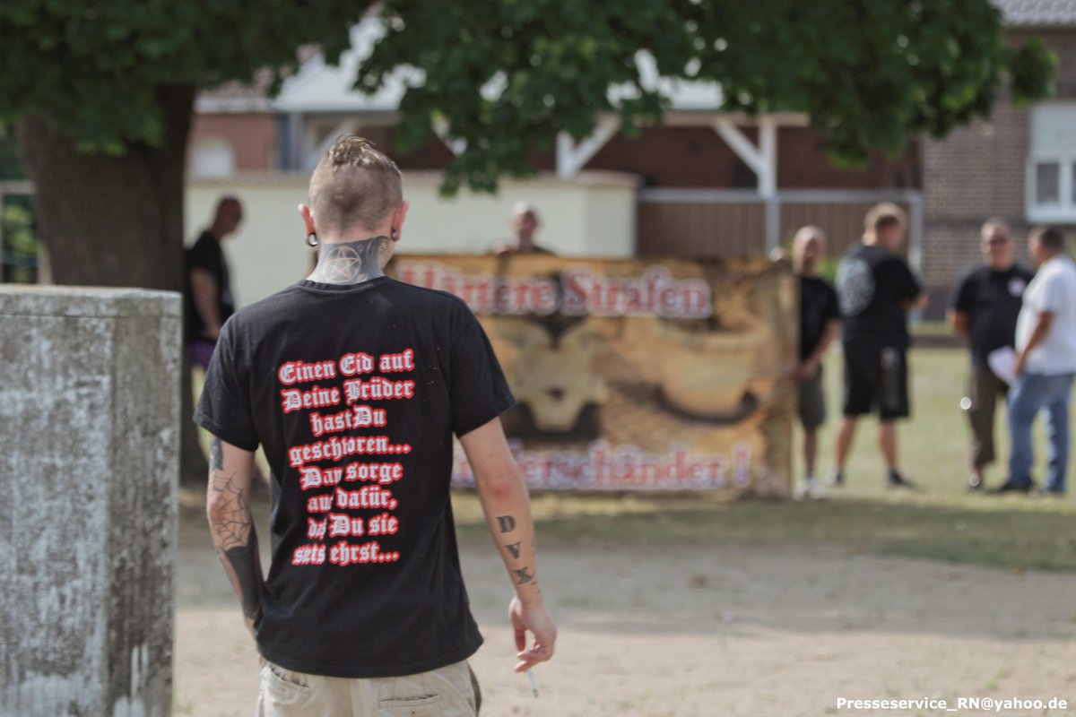 PresseserviceRN's tweet photo. In #Kakerbeck bei #KalbeMilde wollten extreme Rechte in den letzten Wochen mit Kundgebungen zum Thema Kindesmissbrauch Stimmung in der Bevölkerung erzeugen. Doch der Andockversuch misslang.
Heute kamen nur noch 8, letzte Woche waren es noch 30.
Fotos hier: https://t.co/3LeioM6oQO https://t.co/P9e0CRcN5H