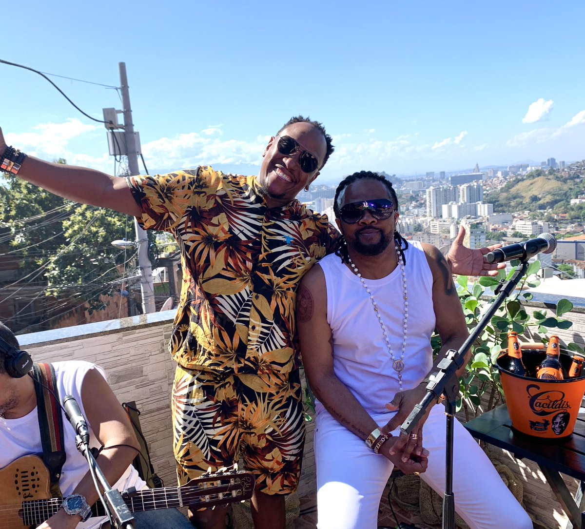 xandedepilares's tweet photo. Eu e meu parceiro Jamaica, já estamos prontos pra nossa #LiveXandeNoMorro. 👏🏾👏🏾💥
ALÔ BATERIA!!!!! 

Assista aqui: https://t.co/WGARF5MVtU https://t.co/PwuPg5a2aw