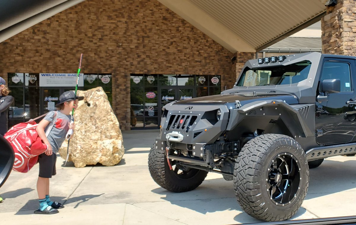 CyrusKlaesi's tweet photo. Check this #allwheeldrive #Jeep #Wrangler #Rubicon #Grumper w/ #foxsuspension by #FabFours #FABFoursGrumper @fabfoursinc @foxracing parked right upfront @xicenter in #IndianTrail
.
Enjoy your Sunday "We are what we repeatedly do. Excellence, then, is not an act, but a habit." https://t.co/VNPc8zz6CZ