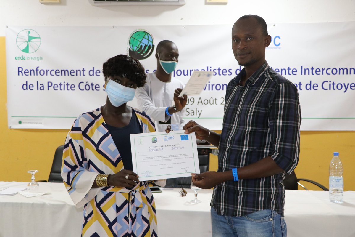 endaenergylinks's tweet photo. Remise d'attestation🎓 aux acteurs de médias🎙 renforcés sur les questions environnementales et de citoyenneté dans le cadre du programme de bonne gouvernance écologique dans l'entente intercommunale de la petite cote #EIPC.  
#MbalitNaSet https://t.co/sSdqNX4FG3
