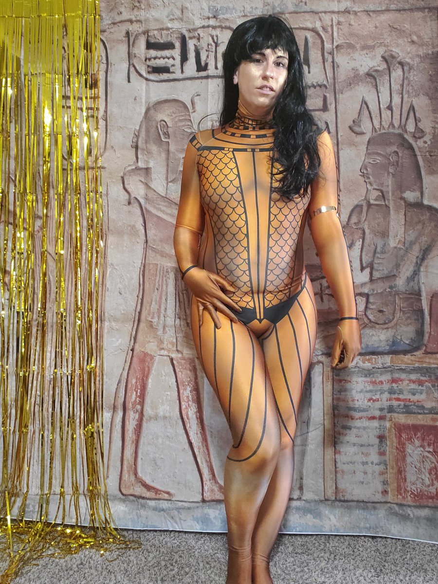 Anck-su-namun so far. #crafty #cosplay #cosplayer #ancksunamun  #themummyreturns #bodysuit #goldpaint #makeup #legs #wig #background, image size:900x1200