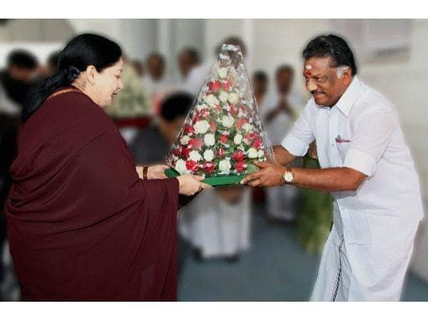 KALIAPERUMALRA5's tweet photo. ஓபிஎஸ் ஐயா ஆதரவாளர்களுக்கும்
ஐயா சொன்ன விஷயம்
நீங்கள் எல்லாம் தீவிரவாதிகள் இல்லை..
அதிமுகவின்
தீவிர தொண்டர்கள்..
உங்களுக்கு விரைவில் நல்ல காலம் வரும் என்று சொல்லி உள்ளார்கள்
வாழ்வோம் வீழ்வோம் உங்களுடன் ஐயா
பலகோடி மகிழ்ச்சி
#aiadmk #aiadmkitwing #jayalalithaa #ops #opsarmy https://t.co/gBysDR3Q0s