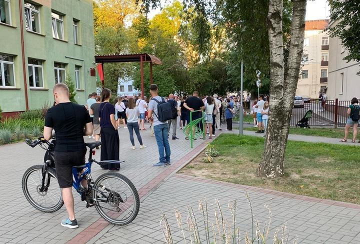 А вот и данные государственного экзит-полла: i.vrlmv.com/FfI7

Видимо, столько и будут рисовать Лукашенко.