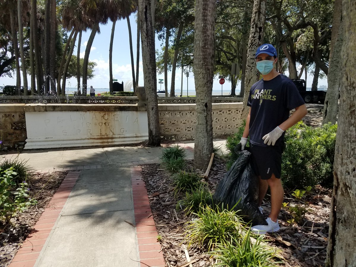 jtjasper's tweet photo. Took time today to clean up the trash at Fred Ball Park. It's a small gesture that I hope inspires others to find simple ways that improve our community. @KeepTBB @tampaparksrec https://t.co/OI49lugD5A