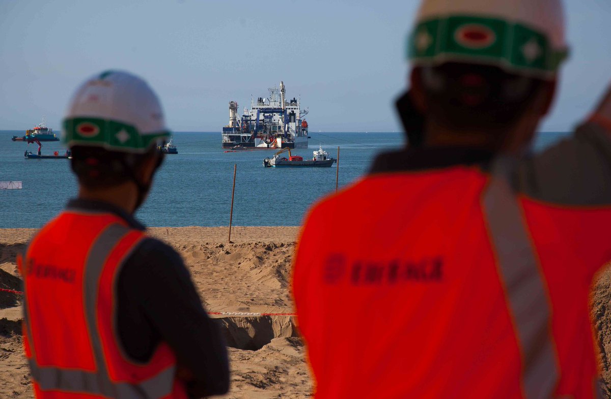RTE_ouest's tweet photo. Avec une 1ere étape aujourd’hui : mise en place du câble dans des fourreaux jusqu’en haut de plage…Une centaine de personnes mobilisées en mer et à terre pour cette opération. #RaccordementSaintNazaire 🚧 https://t.co/EnEFOXckMP