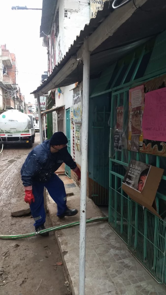 M_ClubTorino's tweet photo. Desde primera hora nuestros equipos 👷🏾‍♂️territoriales, llevando los servicios esenciales a todos los barrios populares de la ciudad.

@mrgospedini @JuanMaquieyra @MariaMigliore @IVCBuenosAires https://t.co/5AZrk68lQq