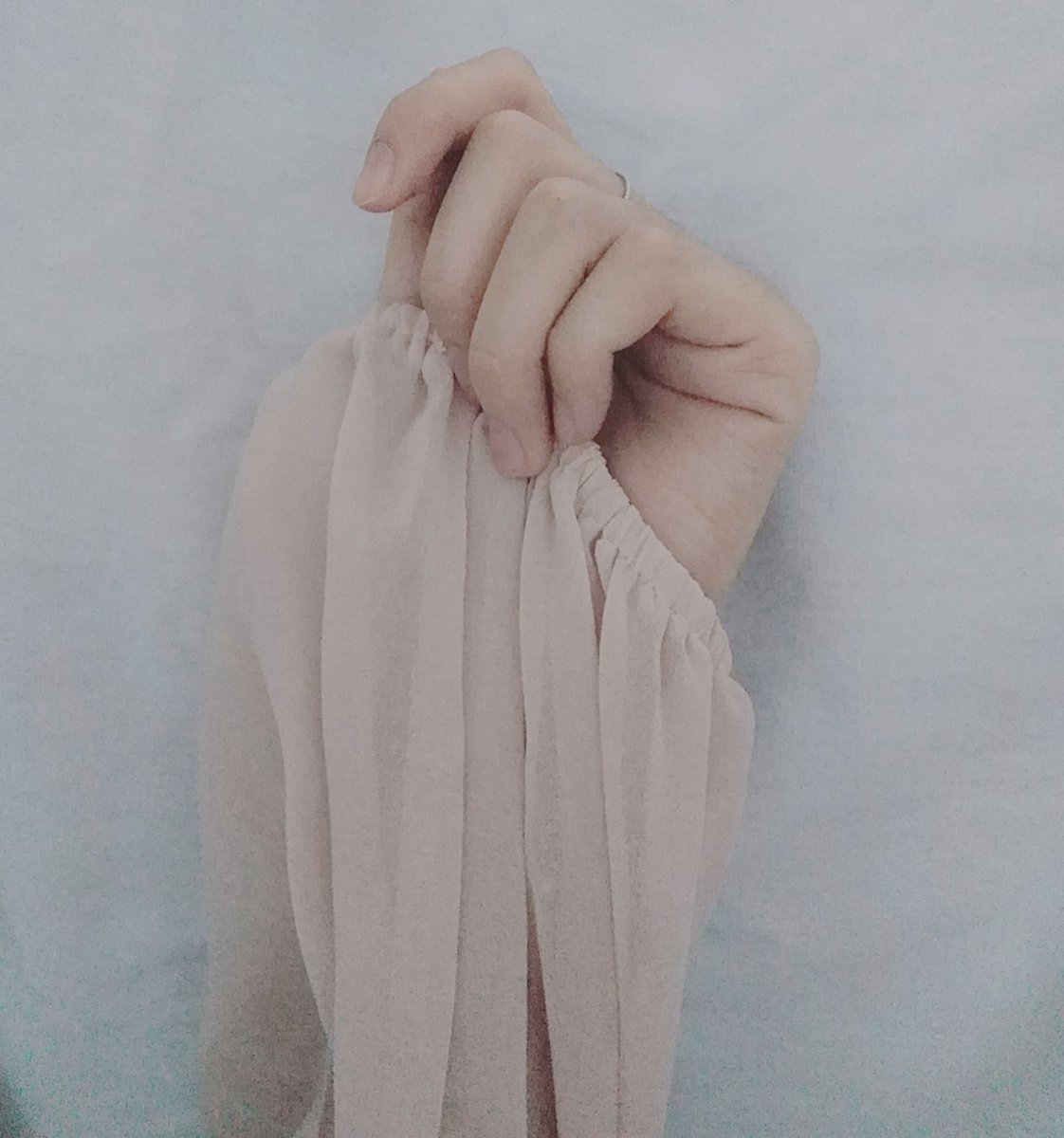 nonna_bb's tweet image. ผ้าชีฟองที่บ่นว่าวาดยากมากๆ แต่ก็อดทนวาดจนเสร็จแล้วล่ะ 
กลายเป็นว่าตอนนี้ชอบลงสีผิวซะแล้ว สนุกมาก ได้ใช้สี base ของเนื้อ แทรกสีของเลือดใต้ผิวหนัง บางรูปก็ได้ลงสีของสีแสงด้วย #drawing #handstudy เรฟมือสุดสวยจากคุณ @ myhandinmood ใน IG ค่ะ