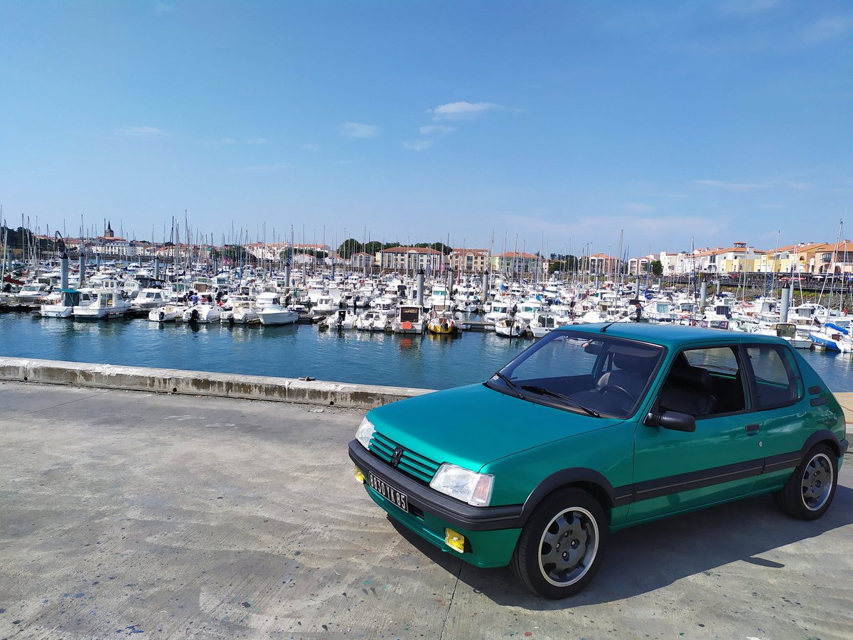 Romuald2000's tweet photo. Ce matin une sympathique séance photos entre 205 GTI Griffe et 208 GTI BPS. 😎😍
#205gti #205gti1l9 #205gtigriffe #205griffe #208gti #208gtibps #portolona #vendée #trio #vendeeglobe https://t.co/jbHKv36cpS