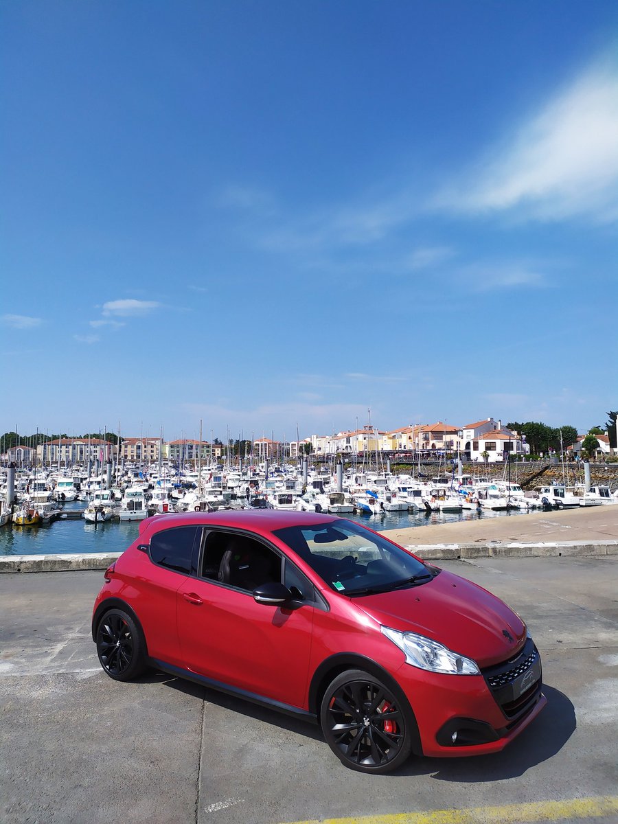 Romuald2000's tweet photo. Ce matin une sympathique séance photos entre 205 GTI Griffe et 208 GTI BPS. 😎😍
#205gti #205gti1l9 #205gtigriffe #205griffe #208gti #208gtibps #portolona #vendée #trio #vendeeglobe https://t.co/jbHKv36cpS