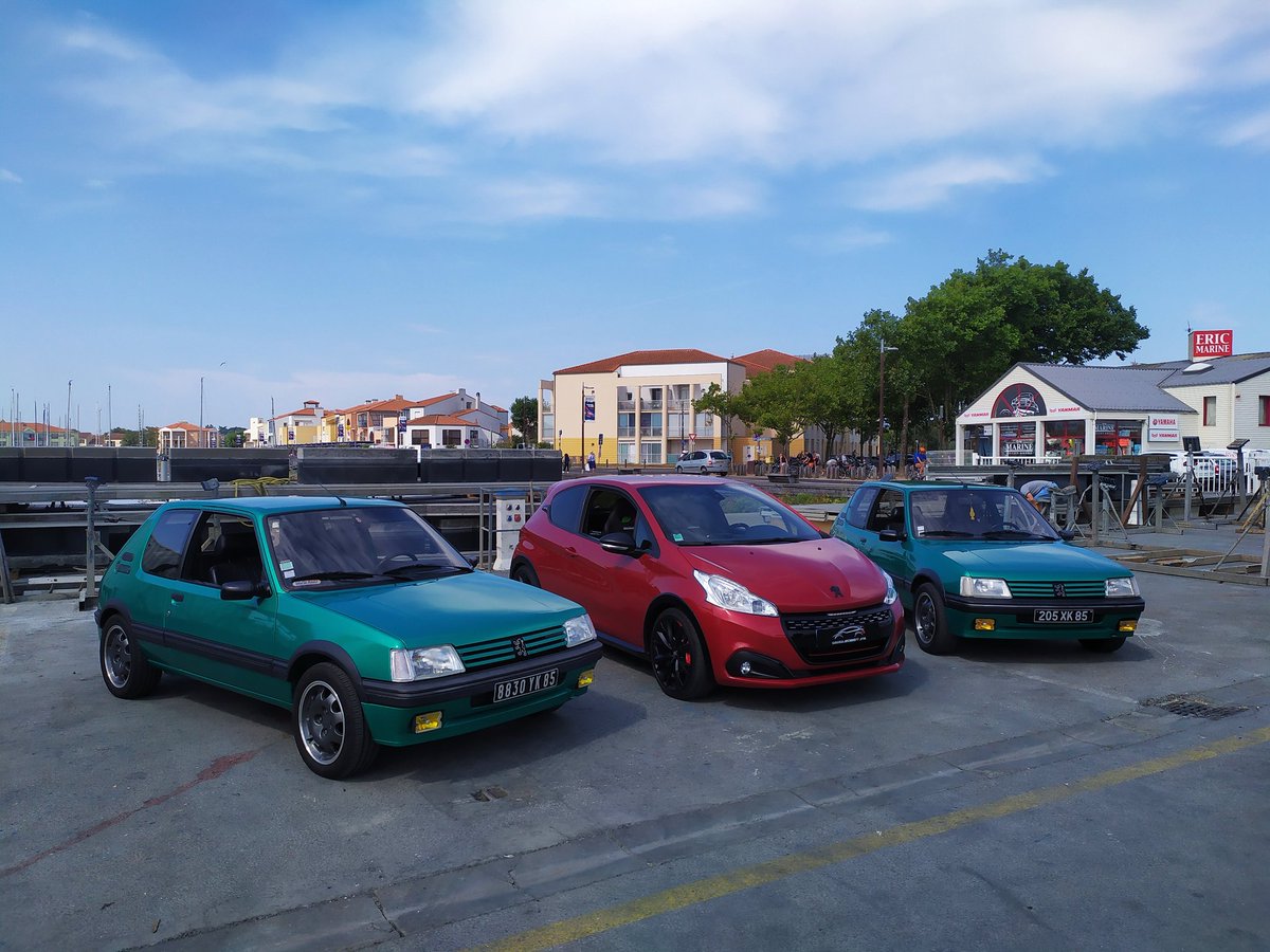 Romuald2000's tweet photo. Ce matin une sympathique séance photos entre 205 GTI Griffe et 208 GTI BPS. 😎😍
#205gti #205gti1l9 #205gtigriffe #205griffe #208gti #208gtibps #portolona #vendée #trio #vendeeglobe https://t.co/jbHKv36cpS