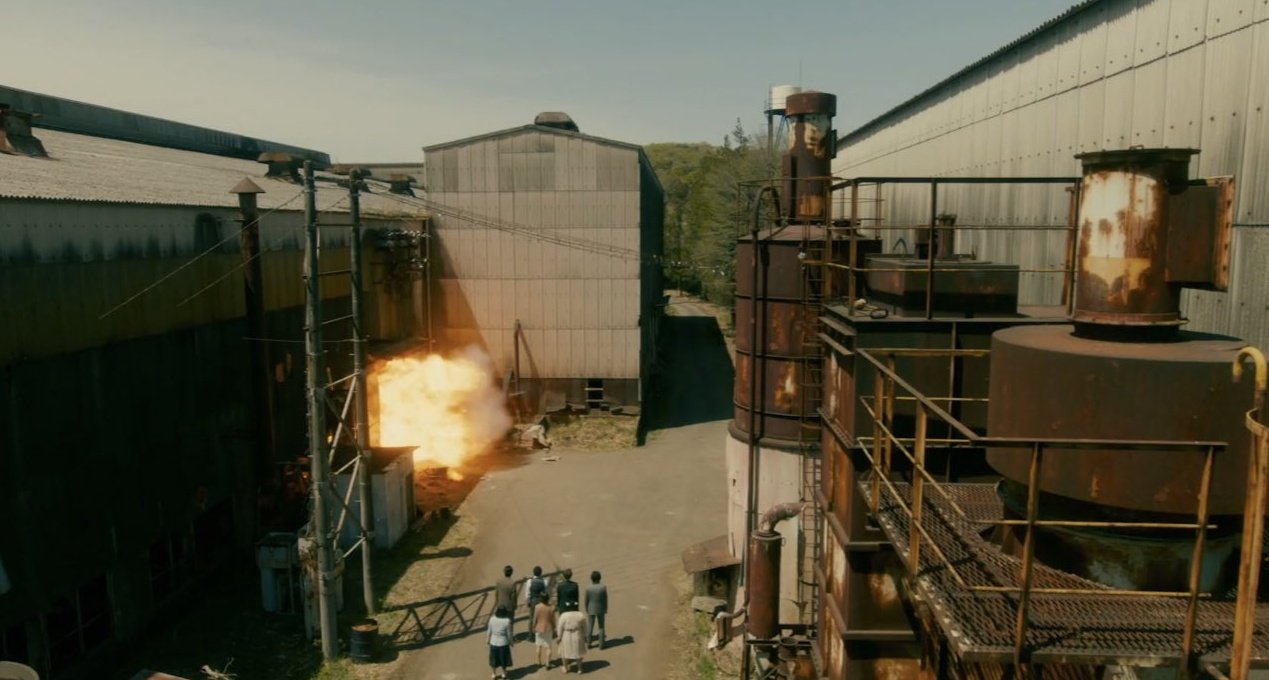 もつれら 劇場版おっさんずラブで牧が囚われてる場所 無名街爆破セレモニーの場所でもあるので並べるともうハイローにしか見えない T Co Od6zbpipio Twitter