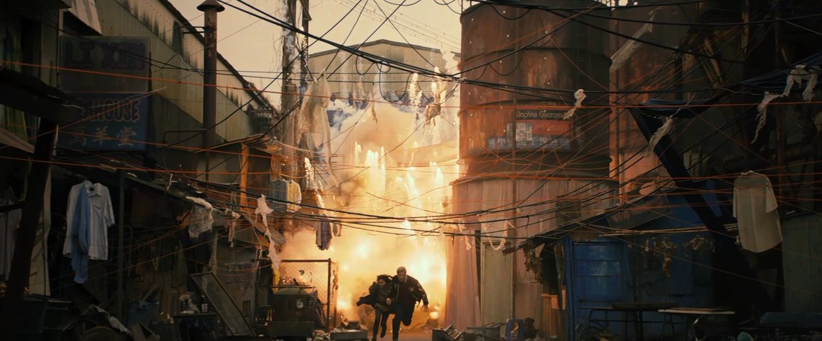 もつれら 劇場版おっさんずラブで牧が囚われてる場所 無名街爆破セレモニーの場所でもあるので並べるともうハイローにしか見えない T Co Od6zbpipio Twitter