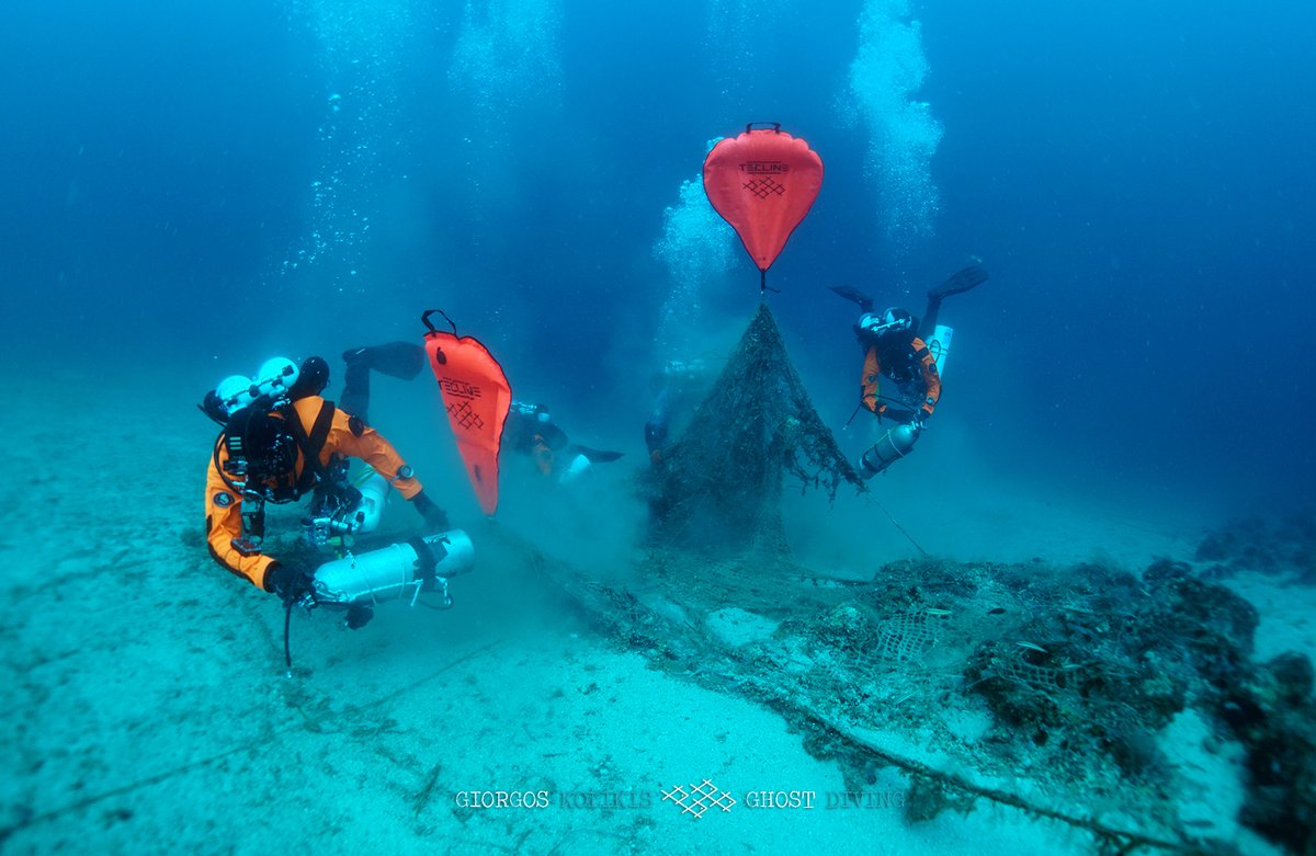 ghostdivingorg's tweet image. Here we can see our team working on a #lostfishingnet at 50m, do you see the difficulty here? 👀 We lift a net and get #longlines as an extra "surprise"! #ghostgear #ghostdiving #ghostfishing ghostdiving.org @healthyseas_org @ECONYL @GUEhq @GGGInitiative