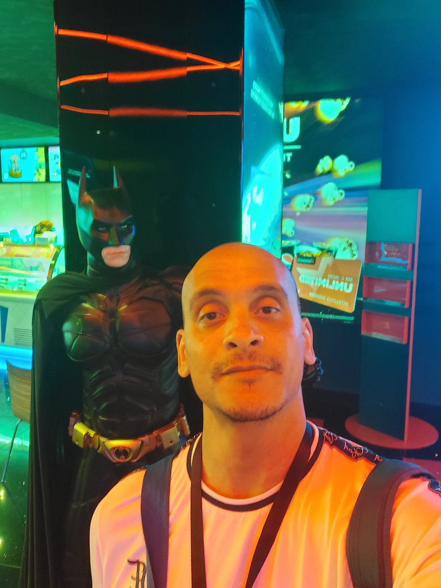 UsAtTheCinema's tweet photo. Selfie with batman at @cineworld #cineworld #cineworldbasildon #cineworldunlimited https://t.co/A1Qp9jiMA0