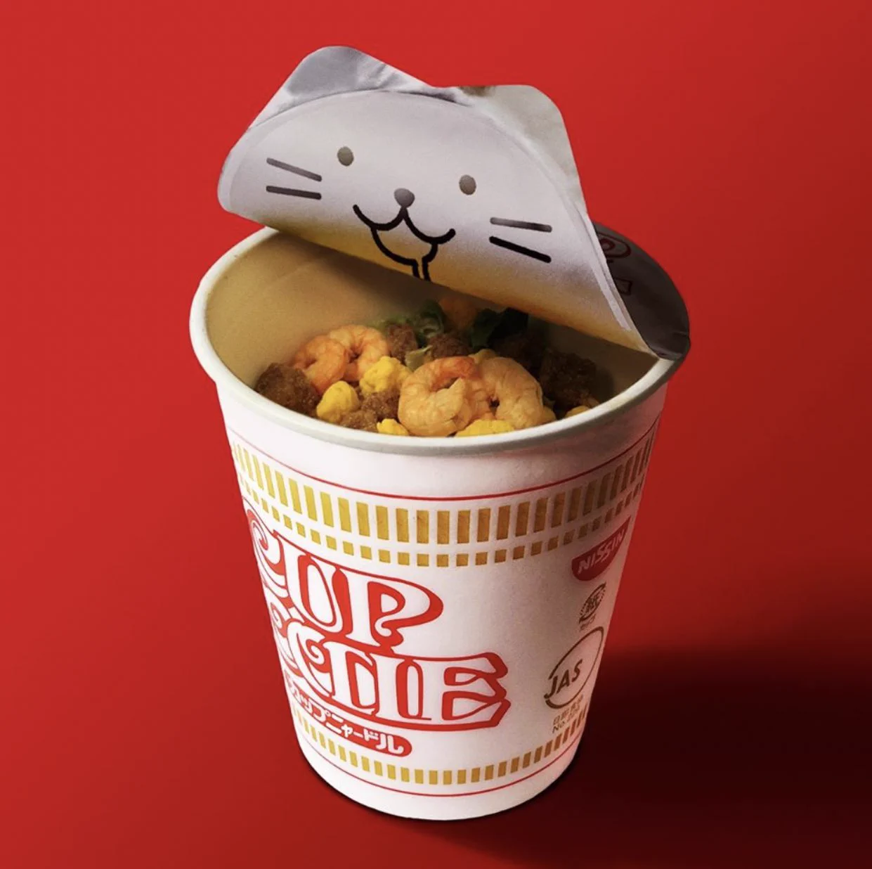 猫の日仕様のカップヌードルがかわいい。ふたの裏の顔にいやされます。