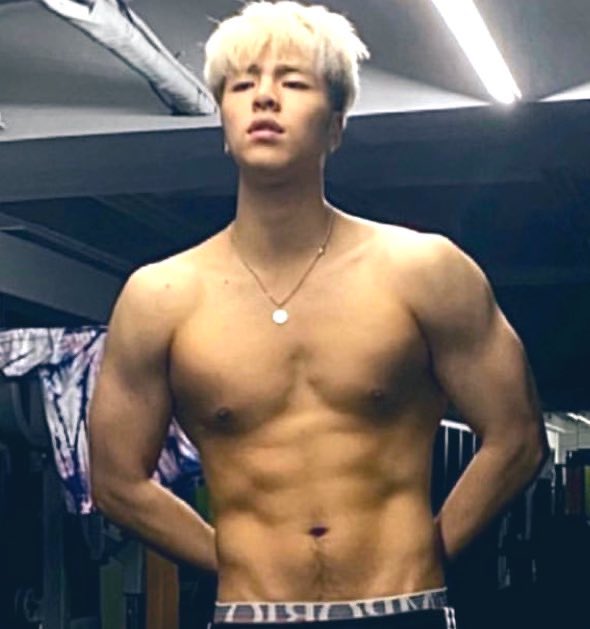 Nothing on the front either. So we can confirm Junhoe has no tattoos. This has been a PSA brought to you by  #Junhoe. Don’t forget to drink water!!