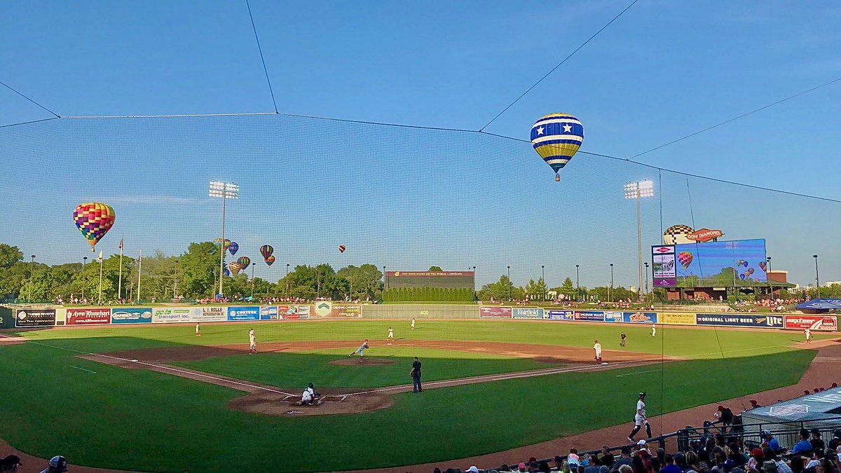 JeffRoberts__'s tweet image. A year ago today: one of the coolest experiences I’ve had while working in sports, the hot air balloons over Dow Diamond. 🎈

Missing the @greatlakesloons! #NestLevelFun