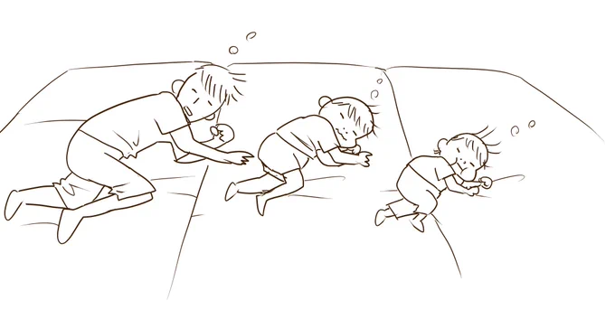 今朝。夫と息子と娘が全く同じ体勢と角度で寝ていた。#育児絵日記 