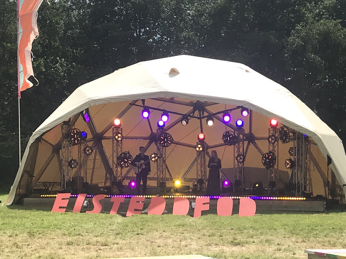 Allan yn ffilmio heddiw ar gyfer prosiect cyffrous i’w weld ddiwedd yr wythnos. Codi hiraeth mawr am gael ymlacio ar y Maes yn yr haul!