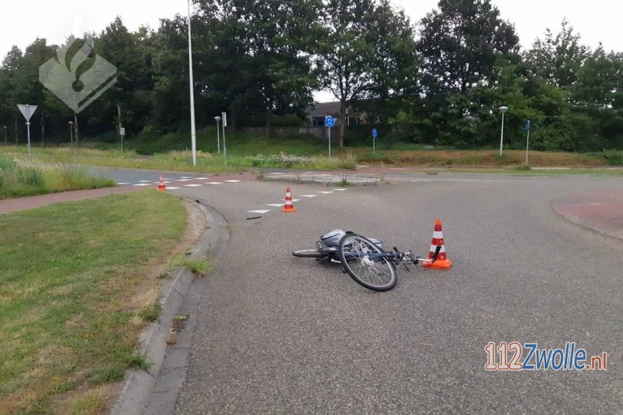 Automobilist (77) rijdt door na aanrijden fietser op rotonde in #Zwolle. 112Zwolle.