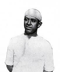 Agosto 2, 1893 #RECUERDO
Nace en el barrio La Mondiola Ángel Romano.El “Loco” es de los que defendió a tricolores y aurinegros.También jugó en Boca.Fue campeón mundial en los JJOO de Colombes 1924 y ganó 6 Copas América (récord)(1916/17/20/23/24/26), siendo goleador en 1917 y 20