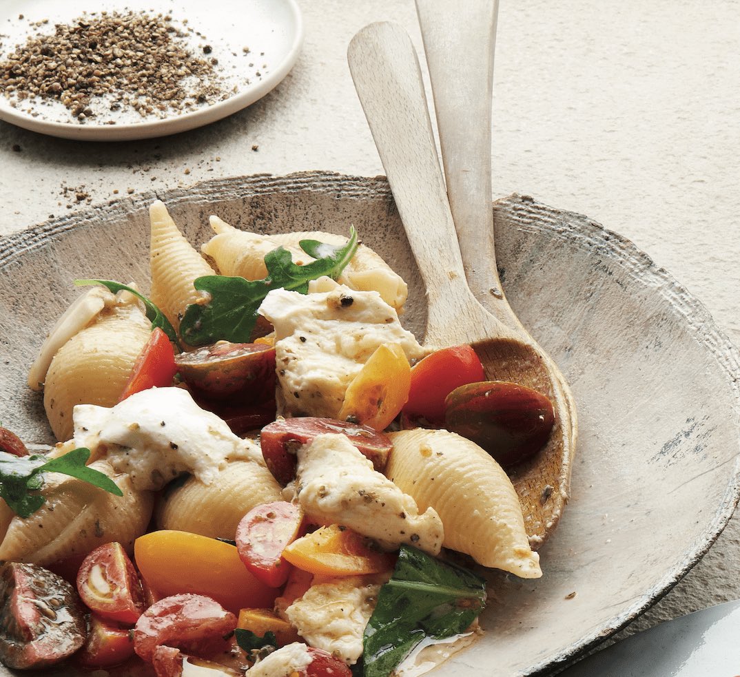 Coolfooddude's tweet photo. When the hot pasta hits all the raw ingredients, it combines all the flavours and unlocks the secrets of these wonderful aromatics. https://t.co/TeAJFqndF7 #laurasantini #pastaperfect #tomatobasilpasta #summerpasta #pasta https://t.co/GEJA5wdjEO