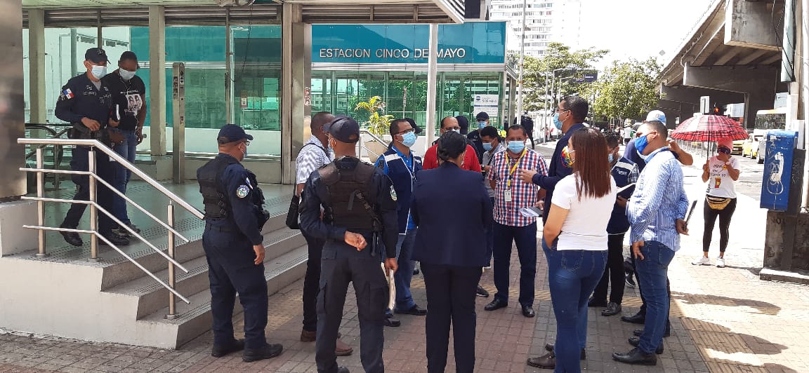DefensoriaPan's tweet photo. Oficiales  de la Dirección de Protección de los Derechos Humanos, junto a personal del Metro, realizaron una mediación para encontrar una nueva ubicación a un vendedor informal, que se encontraba en los alrededores la estación 5 de mayo. https://t.co/1ElZy6ATUX