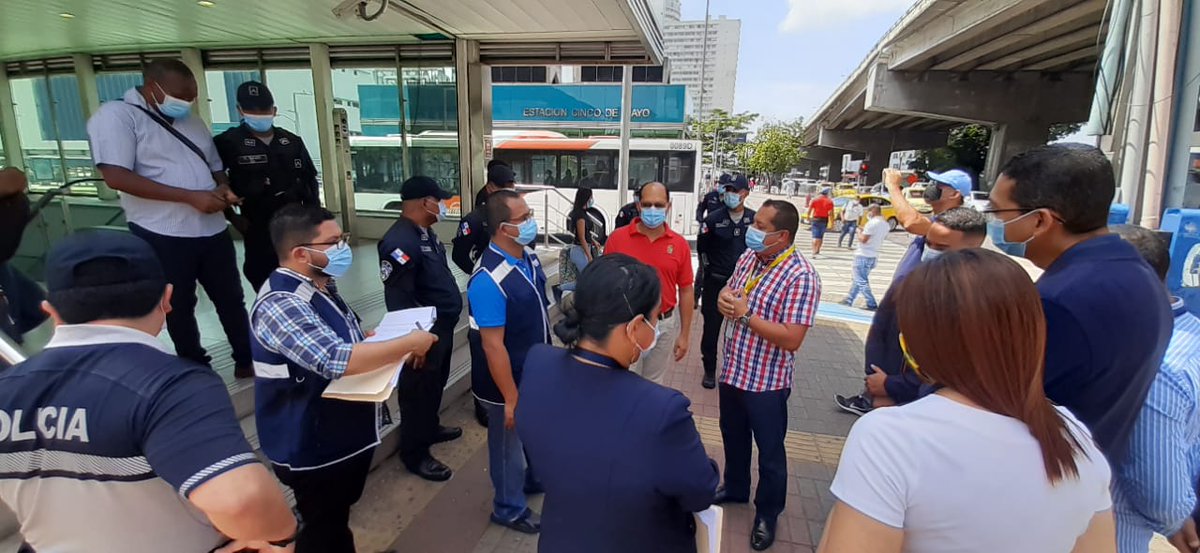 DefensoriaPan's tweet photo. Oficiales  de la Dirección de Protección de los Derechos Humanos, junto a personal del Metro, realizaron una mediación para encontrar una nueva ubicación a un vendedor informal, que se encontraba en los alrededores la estación 5 de mayo. https://t.co/1ElZy6ATUX