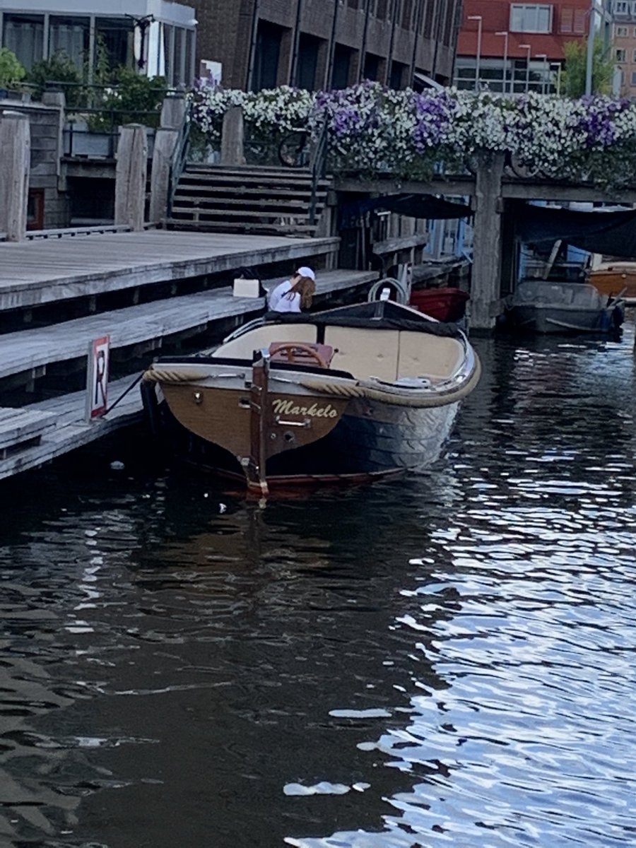 Lodewijck2's tweet photo. Waarom zijn er mensen die altijd een #uitzonderingspositie zoeken wanneer het gaat om regels? Niet parkeren geldt vast niet voor #sloepjes. #Bickerswerf #Bickerseiland https://t.co/qw9XcBf26l