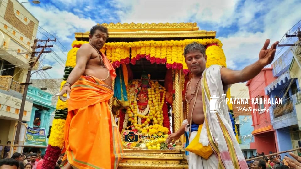 karthik58997916's tweet photo. தரணி ஆளும் #கோமதியின் தவ பூமி
#கோமதிதாய்
#sankarankovil #Adithabasu2020
#Festival #Thabasu
#payana_kadhalan_photography https://t.co/FglFcWFIFI