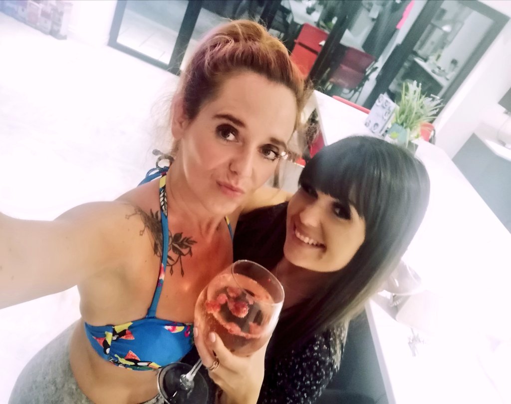 quigley_kirsty's tweet photo. WTAF even happened last night ๐คท๐ปโโ๏ธ๐๐ฌ Oh Man white wine is the pits ๐คข #myhead #randomasever #fuckrunning #hungover https://t.co/AXtpiIrYdV