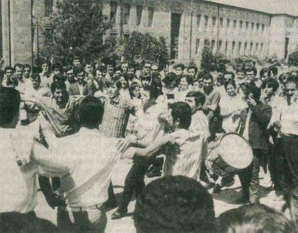 devrimarsivi's tweet photo. Ankara Üniversitesi DTCF (Dil Tarih ve Coğrafya Fakültesi) öğrencileri'nin "Eğitimde Reform" boykotu sırasında birlikte çekilmiş fotoğrafları.

Ankara - Haziran 1968 https://t.co/nJeR5B4xvv