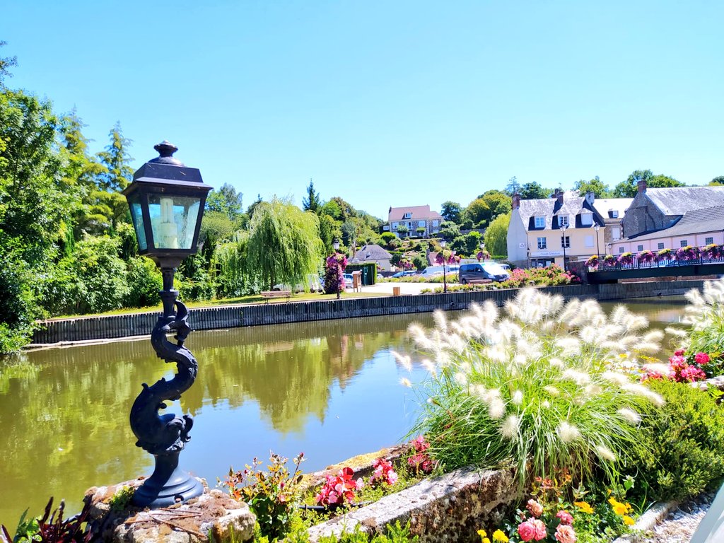 Tddp13's tweet photo. Donner vie à l'Histoire, ne pas l'affubler d'un art contem-pourien et permettre à chacun de découvrir, d'apprendre J'♥️ @RegionNormandie 🥰 #Crevecoeur #Caen #Putanges
P.S : j'aime bcp l'art contemporain, sauf quand il remplace les racines et l'Histoire hein @MartineAubry #Lille https://t.co/bwKDHbmobo