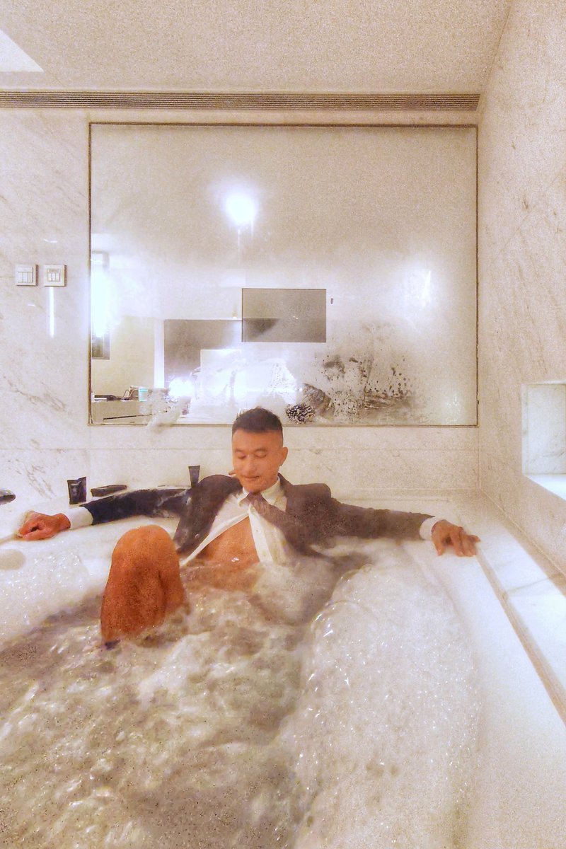 BenniPosenov's tweet photo. 一個人的staycation part 2 - 嗨好大的時候
#suitandtie
#staycationhongkong
#themirahongkong
#spasuite
#InRoomJacuzzi
#InRoomSteamRoom
#正裝控
#嗨很大
#我是指喝茫了啦
#聽說twitter就該發這些 https://t.co/5OfiQHZK4H