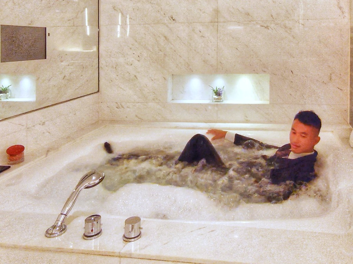 BenniPosenov's tweet photo. 一個人的staycation part 2 - 嗨好大的時候
#suitandtie
#staycationhongkong
#themirahongkong
#spasuite
#InRoomJacuzzi
#InRoomSteamRoom
#正裝控
#嗨很大
#我是指喝茫了啦
#聽說twitter就該發這些 https://t.co/5OfiQHZK4H