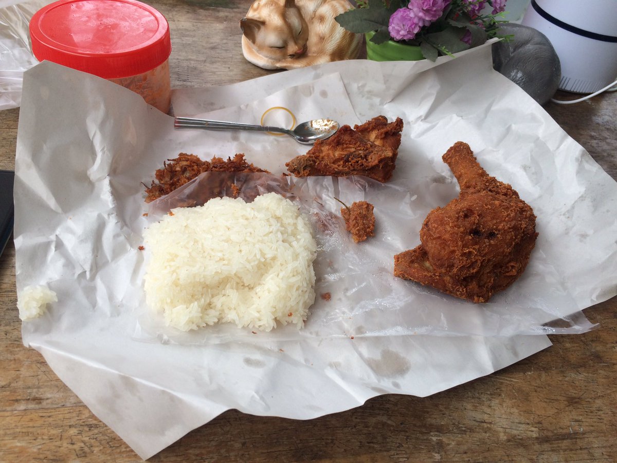 พึ่งจะมีเวลาทานมื้อเที่ยงเหนียวไก่+ปลาร้าสับผัดสุกๆอร่อยเว้อร์เป็นคนทานง่ายหิวๆๆๆ🤤🤤🤤