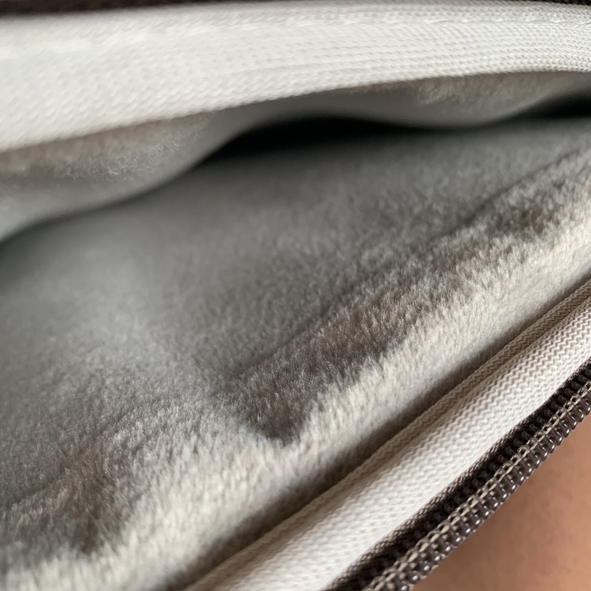 iTakkung's tweet image. กระเป๋าใส่ Notebook ยี่ห้อนี้ดูพรีเมี่ยมมาก กันกระแทกดี ผ้าด้านในก็นุ่ม ผิวกระเป๋ากันน้ำด้วยเช็ดทำความสะอาดง่าย ใช้เป็นที่ลองเม้าส์ก็ได้อีก อเนกประสงค์เว่อร์ 555